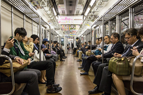 Organização e limpeza no metrô em Tóquio